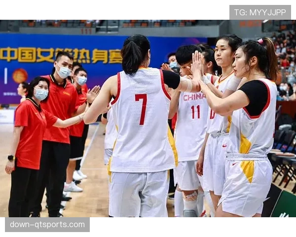 总决赛中场休息，中国女篮国家队队员亮相与球迷互动